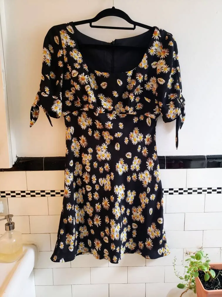 Daisy print dress photo 1