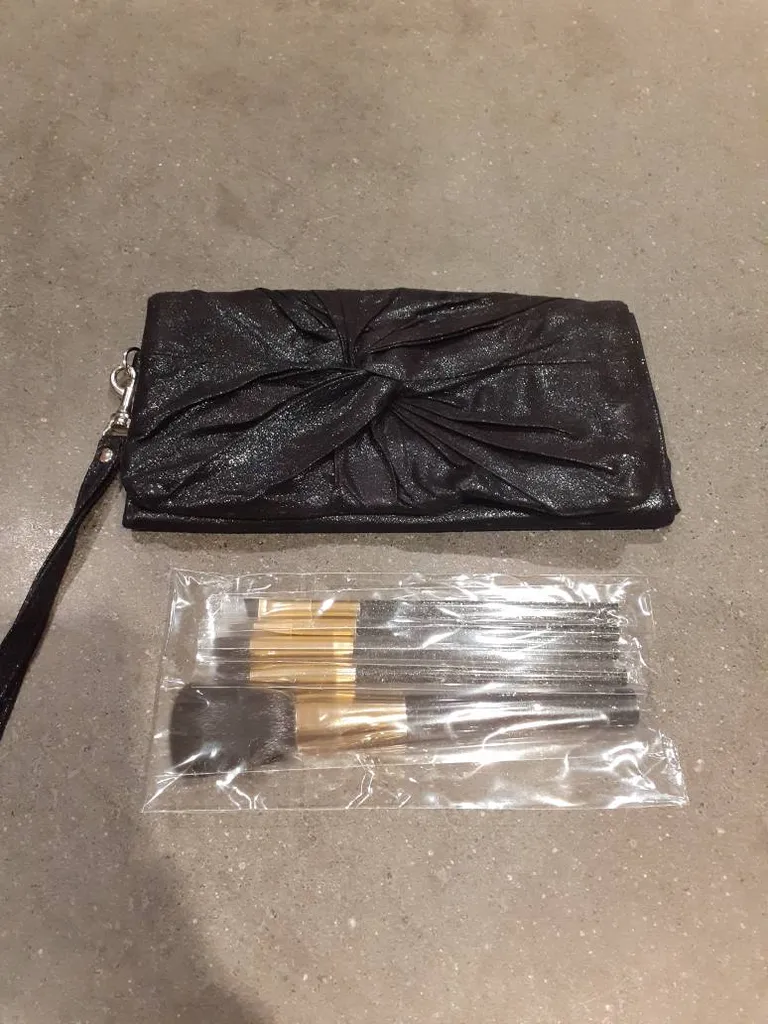 New Unopened Makeup Brush Set With Pouch photo 1