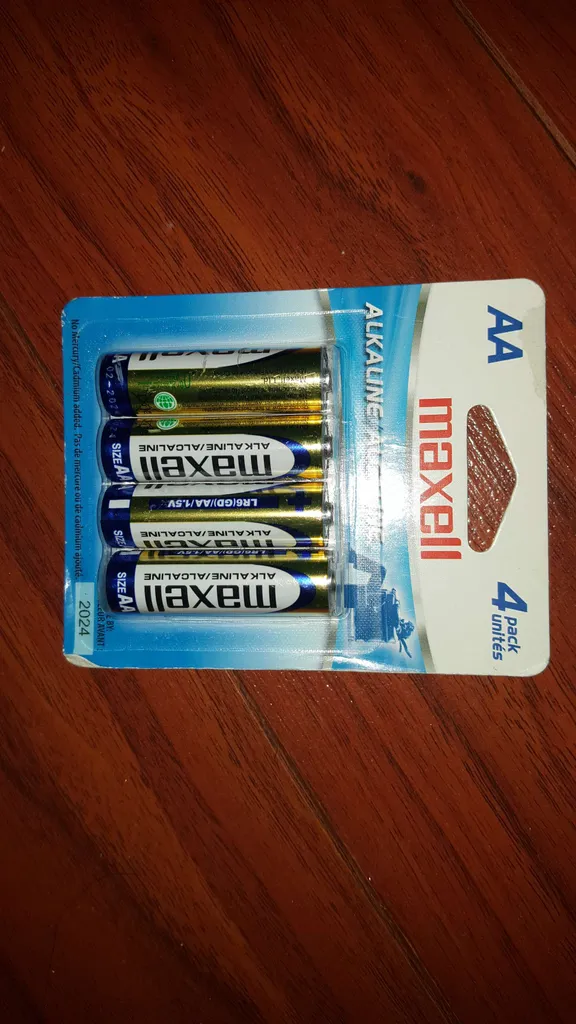 4 BNIB Batteries -- AA Maxell -- Lots of time before expiry date photo 1