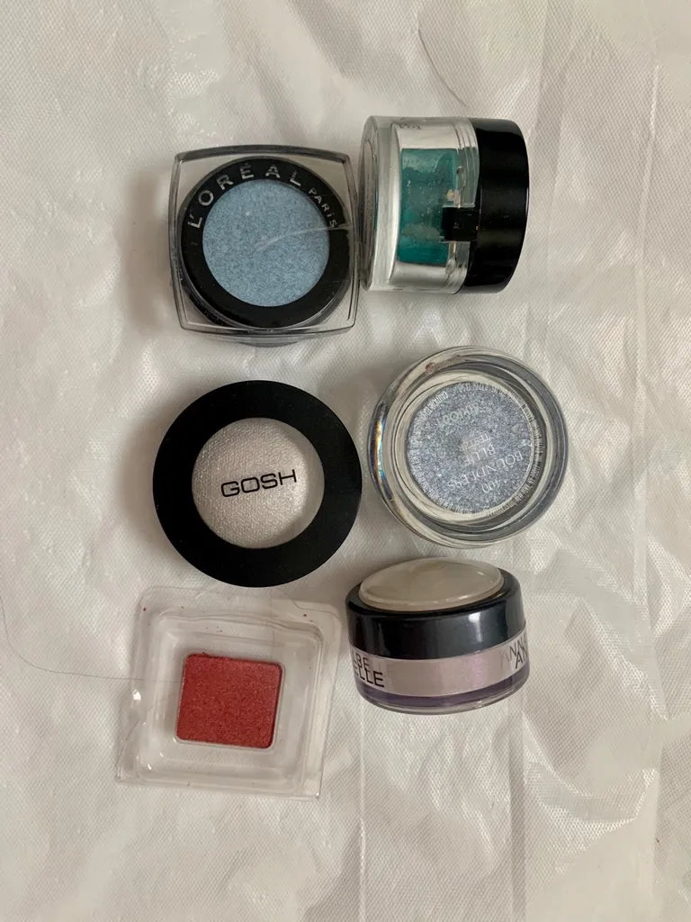 Assorted Eye Shadow Pots photo 1