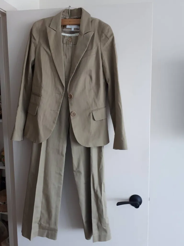 Very Nice Suit Size 6 photo 1
