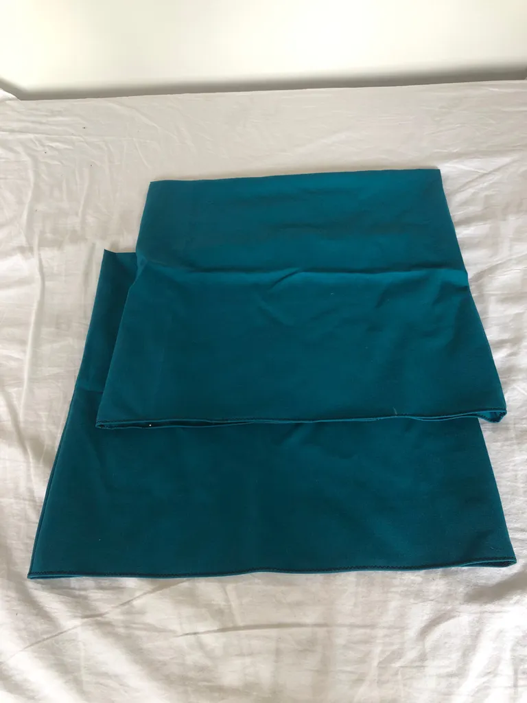 2x throw pillow cases teal & extra fabric photo 1