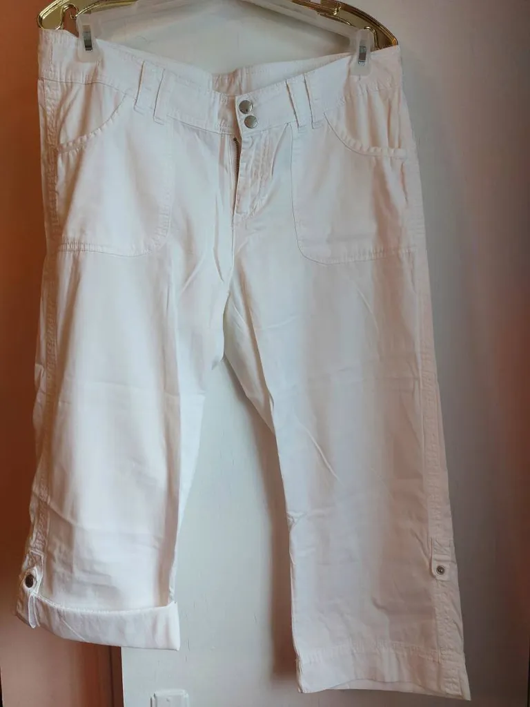 🆓️ White Capri photo 1