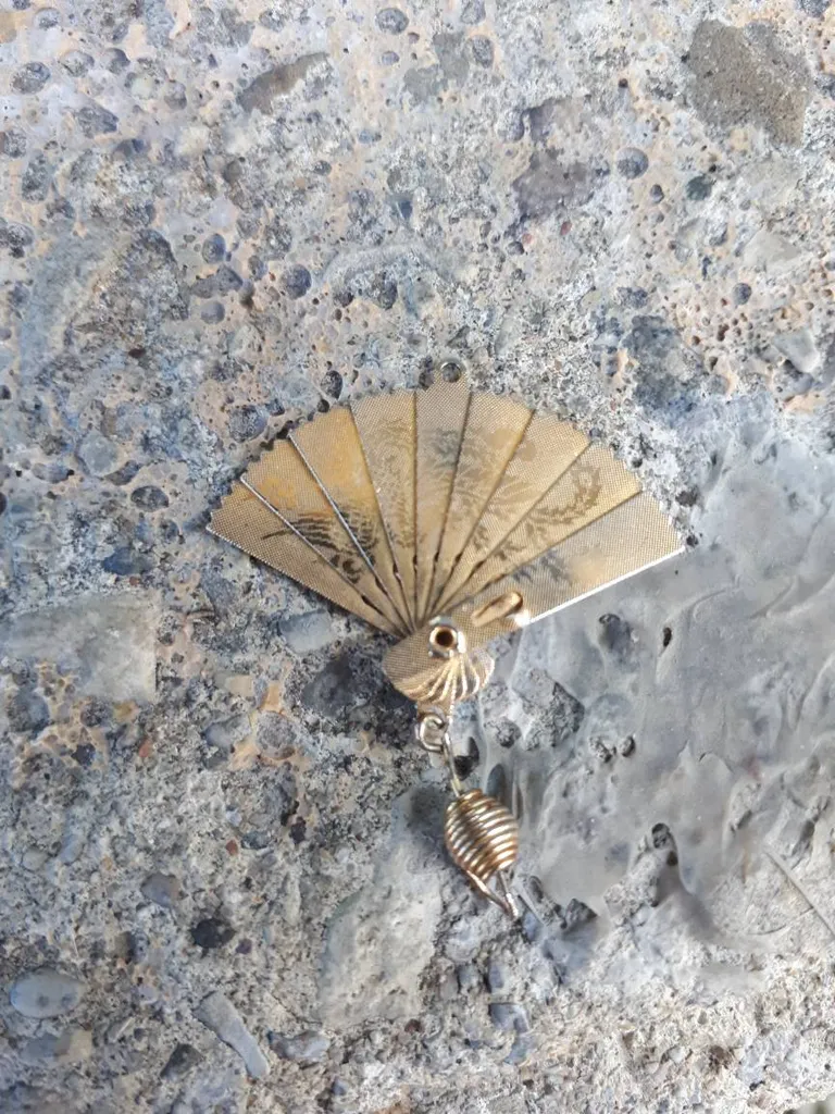 Reversible Fan Motif Pendant photo 1