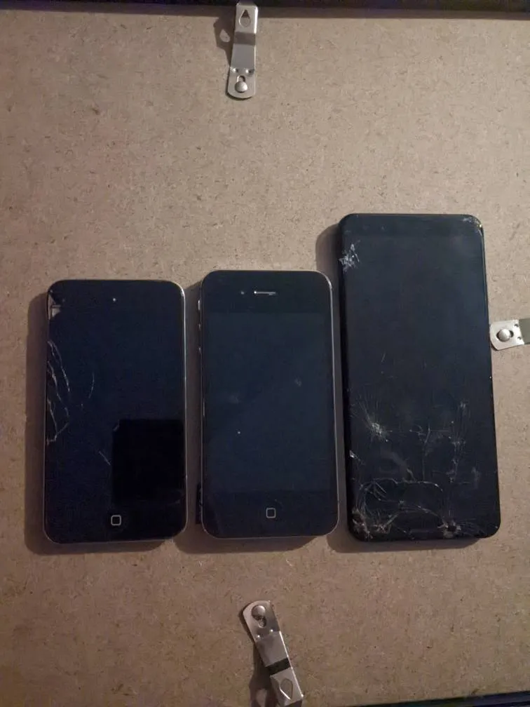 Cracked/Broken Phones photo 1