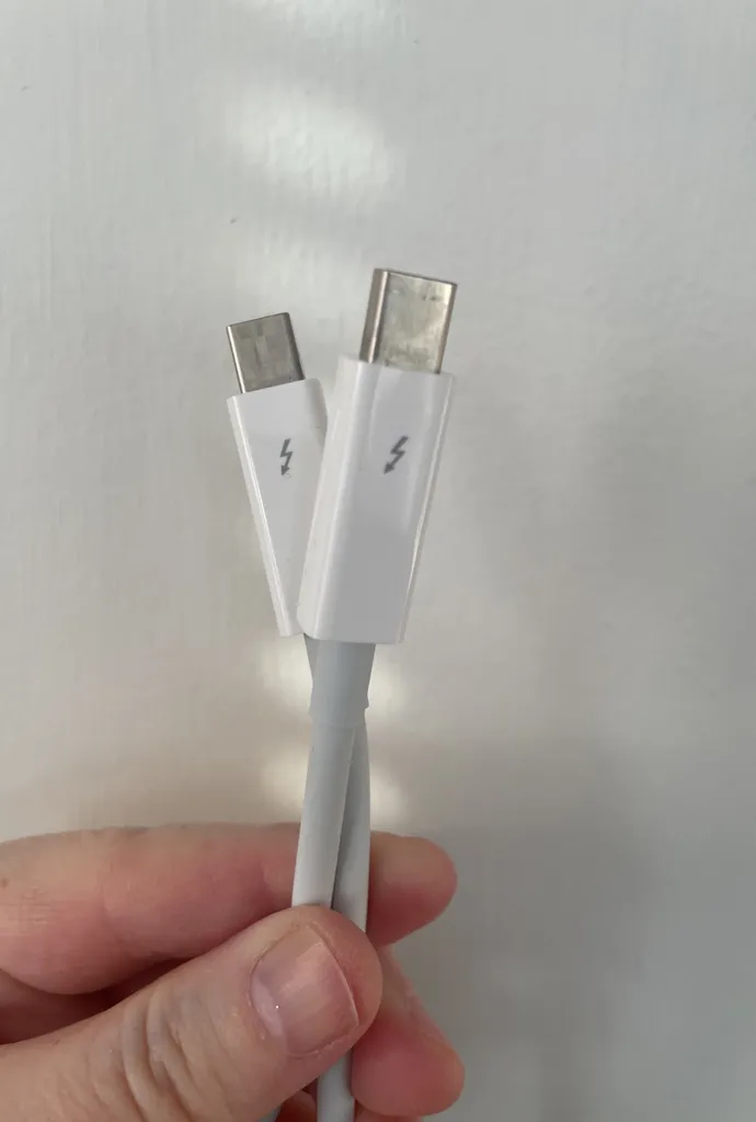 Apple Thunderbolt Cable photo 1