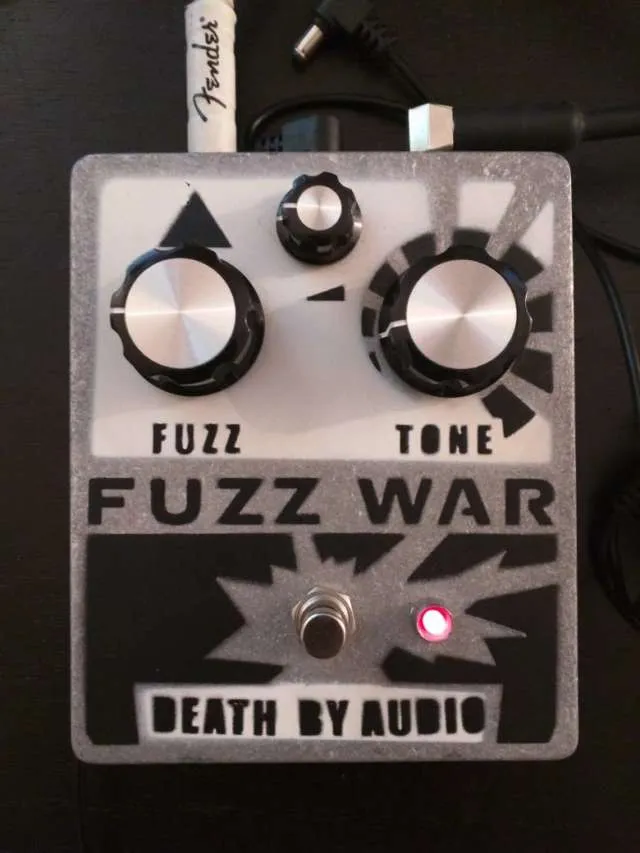 Fuzz War Guitar Pedal photo 1