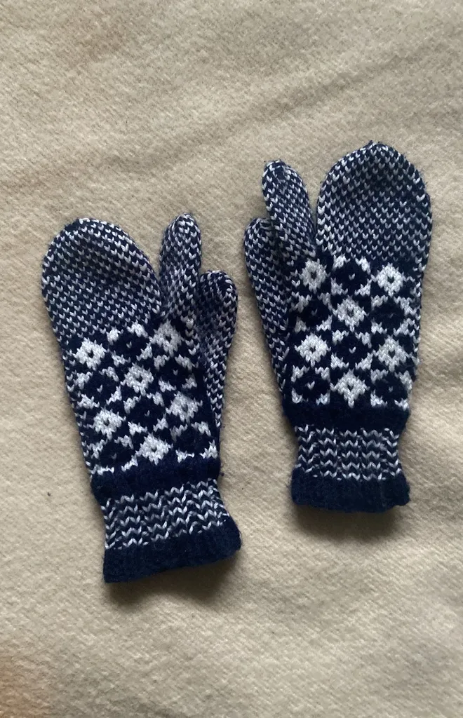 Lobster Claw Mittens photo 1