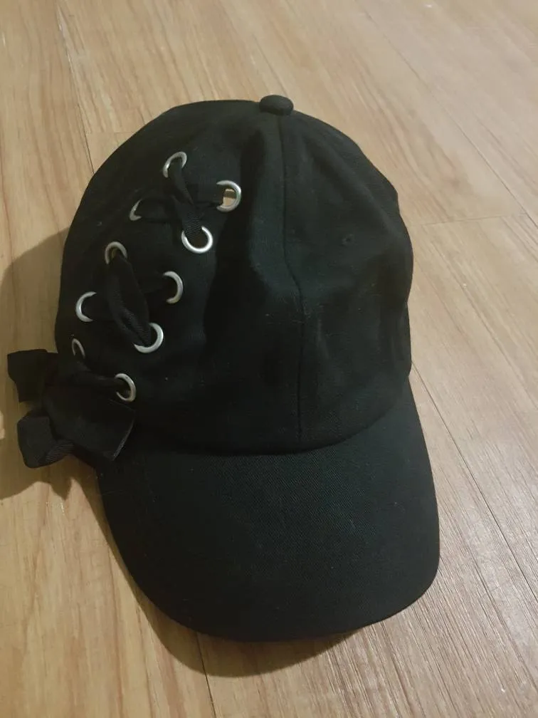 Black cap with lace-up bow photo 1