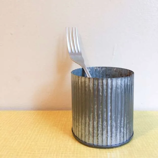 li'l metal planter. photo 1