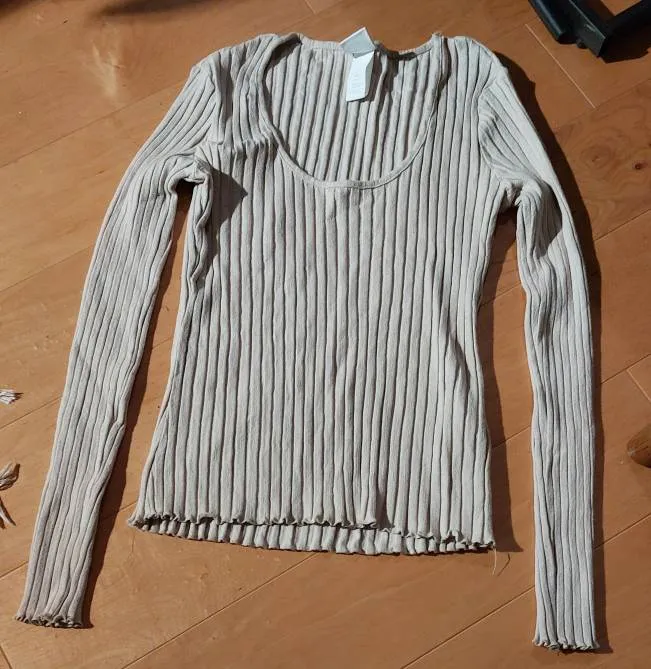 Long sleeve ribbed H&M top with lettuce hem photo 1