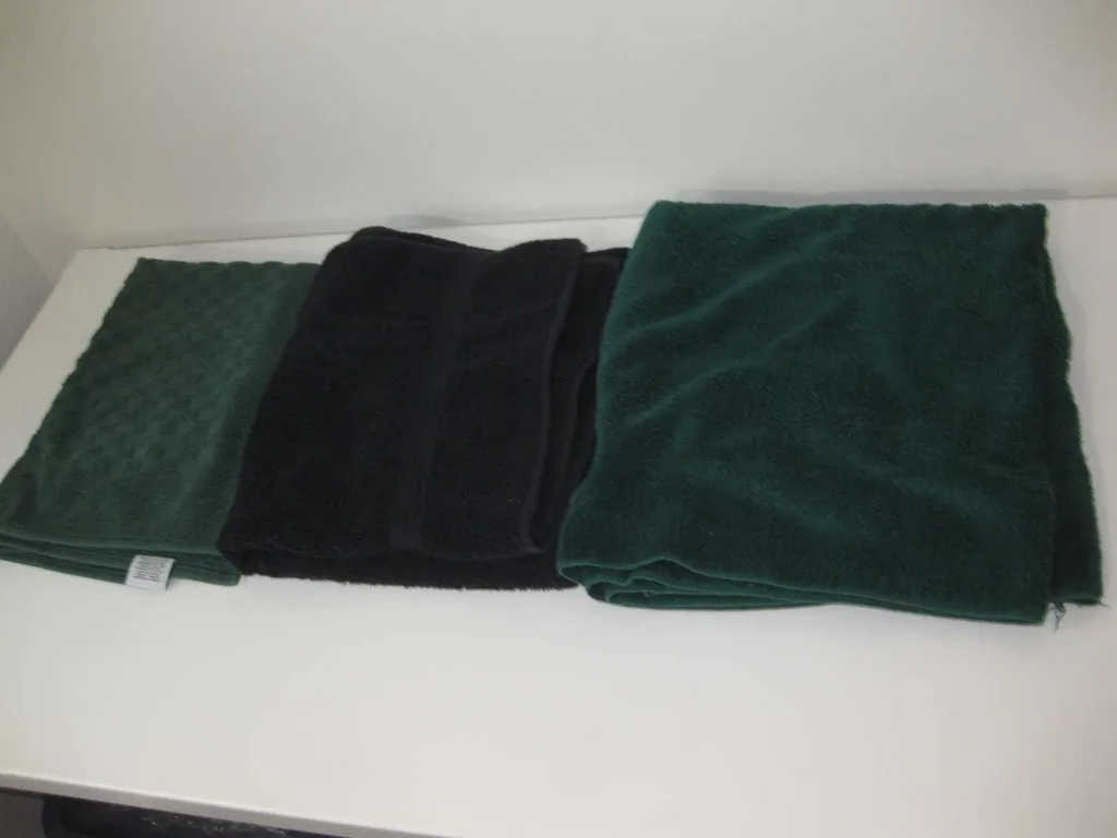 Two bath towels and one small towel photo 1