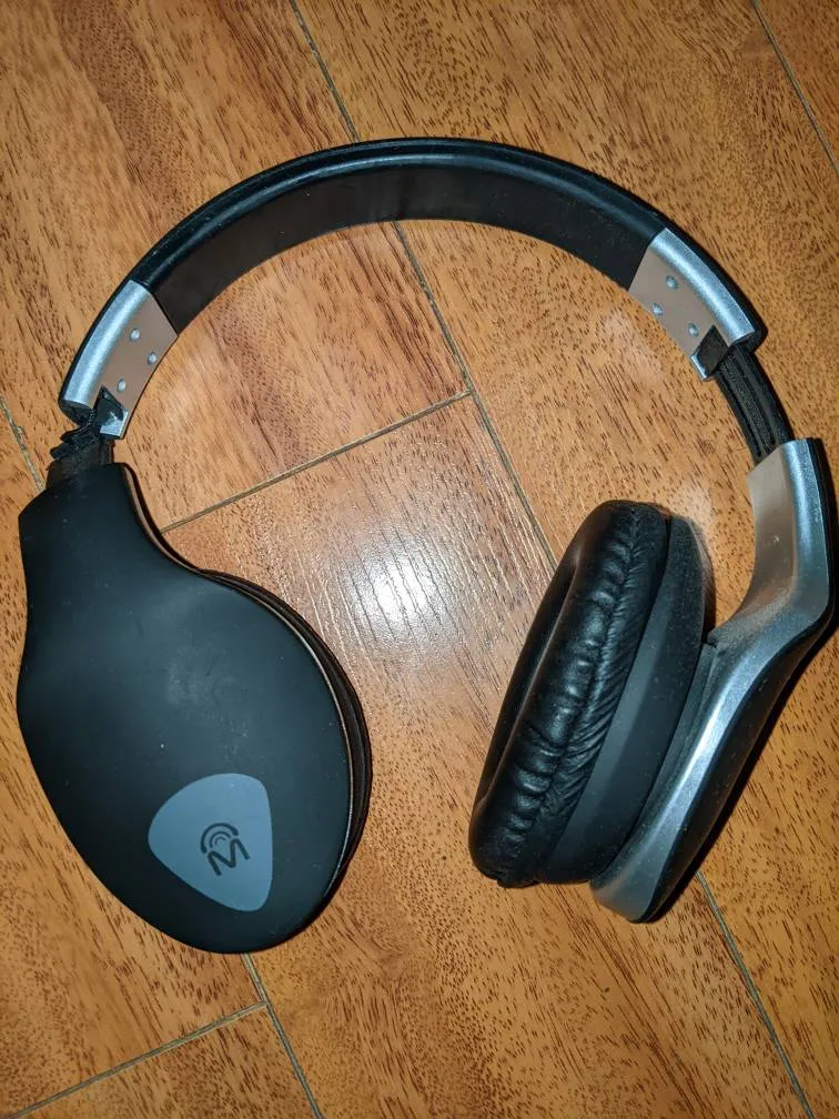 Free w Trade Collapsible Headphones photo 1