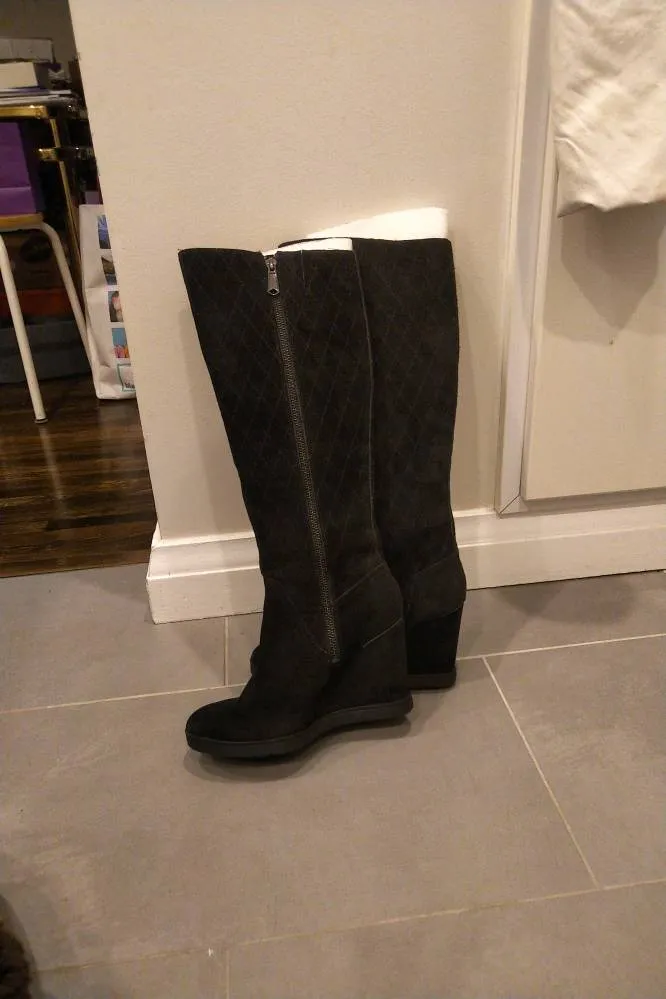 BNWOT Donald J. Pliner Black Suede Women's Boots Size 7.5M photo 1