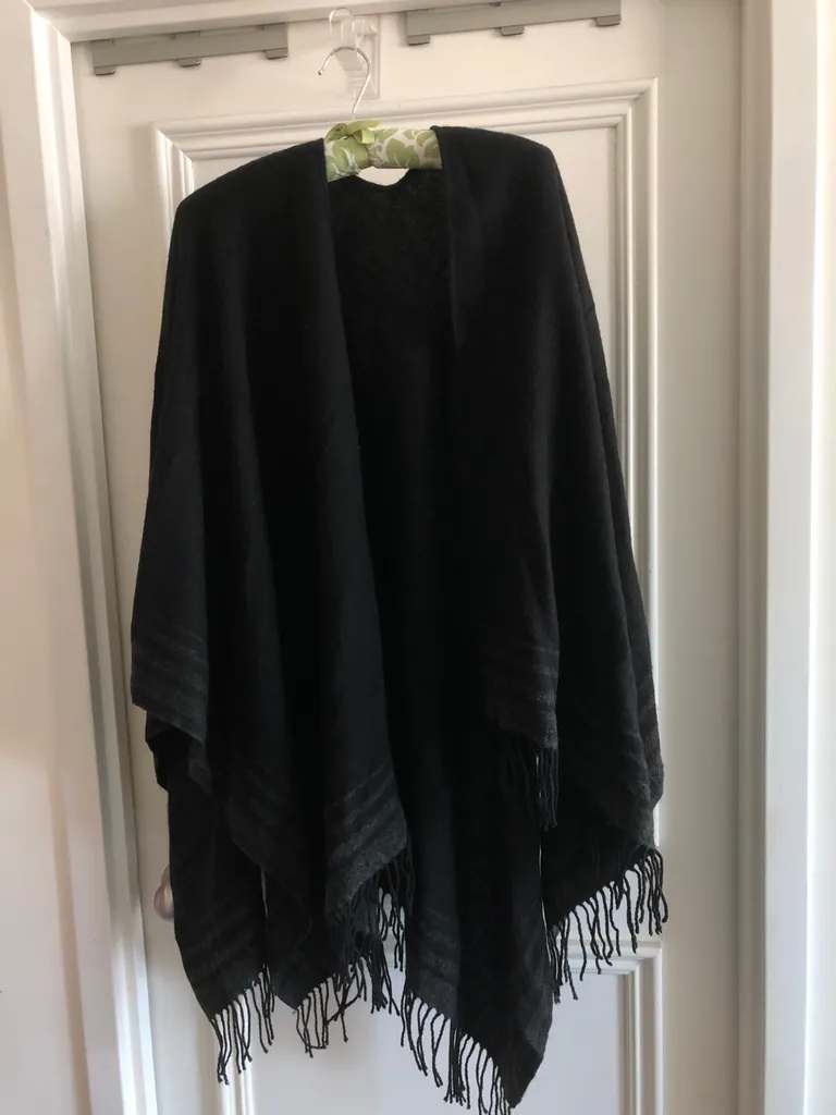 Uniqlo Wool Shawl Scarf photo 1