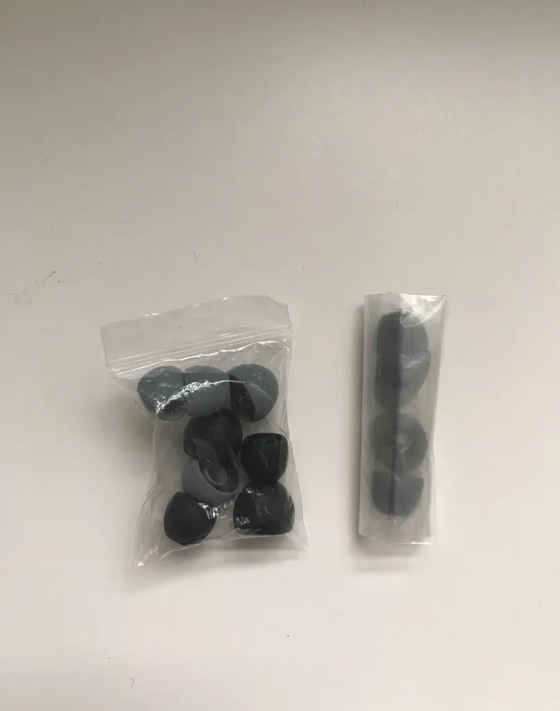 Free - Earbuds Earphones Rubber photo 1