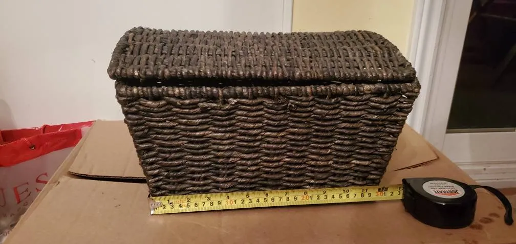 Wicker Basket with lid & handles photo 1