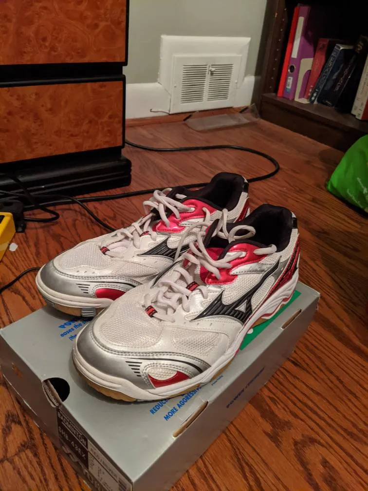 Mizuno Badminton Shoes photo 1