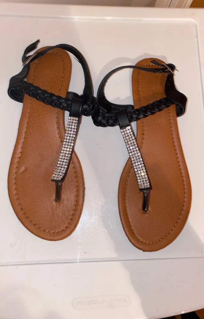Size 8 Sandals. photo 1