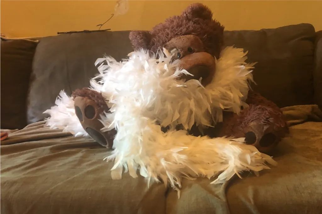 Stylish white boa in perfect condition photo 1