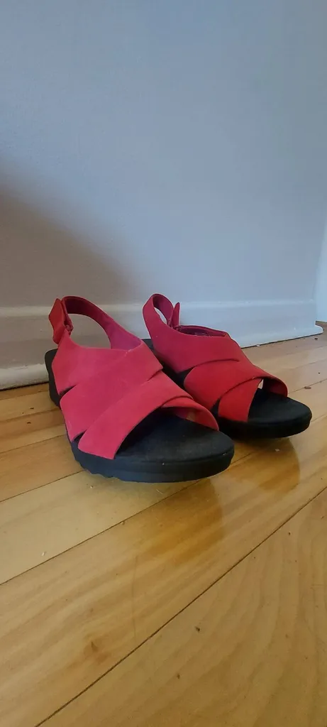 Heels 10m-- NEW never worn photo 1