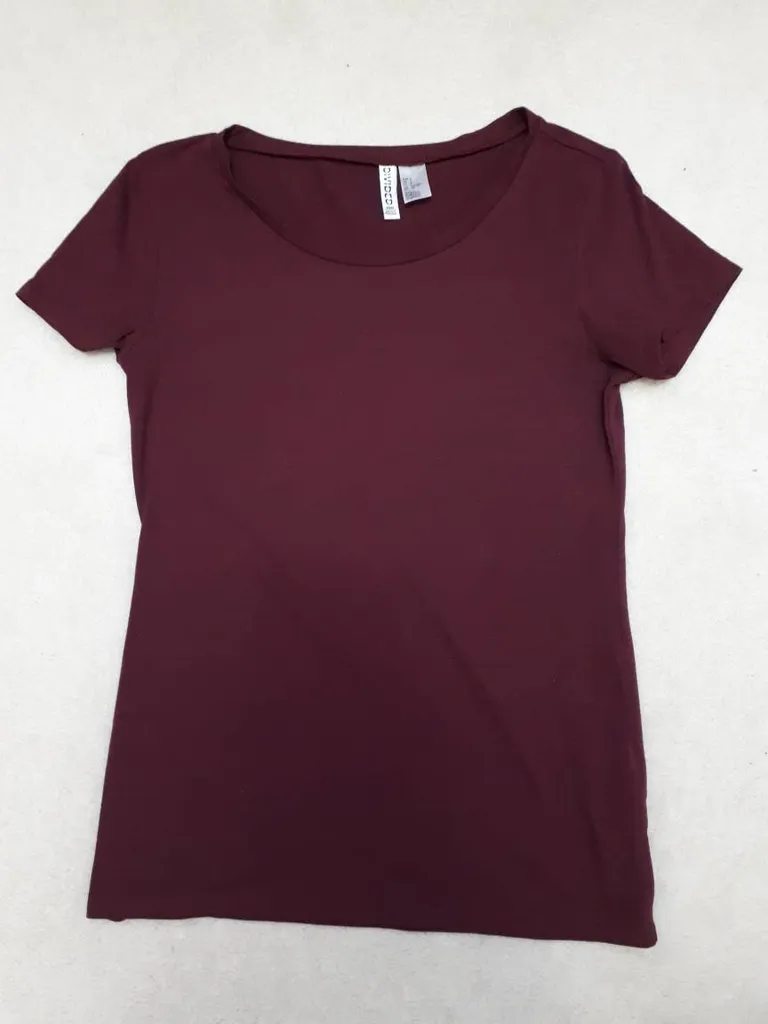 Maroon T-shirt photo 1