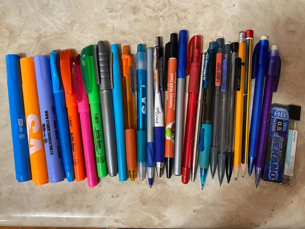 ✨ FREE ✨ Highlighters / Pens / Pencils / Lead photo 1