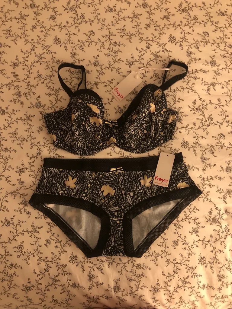 BNWT Underwear Sets (US32G/UK32F) photo 1