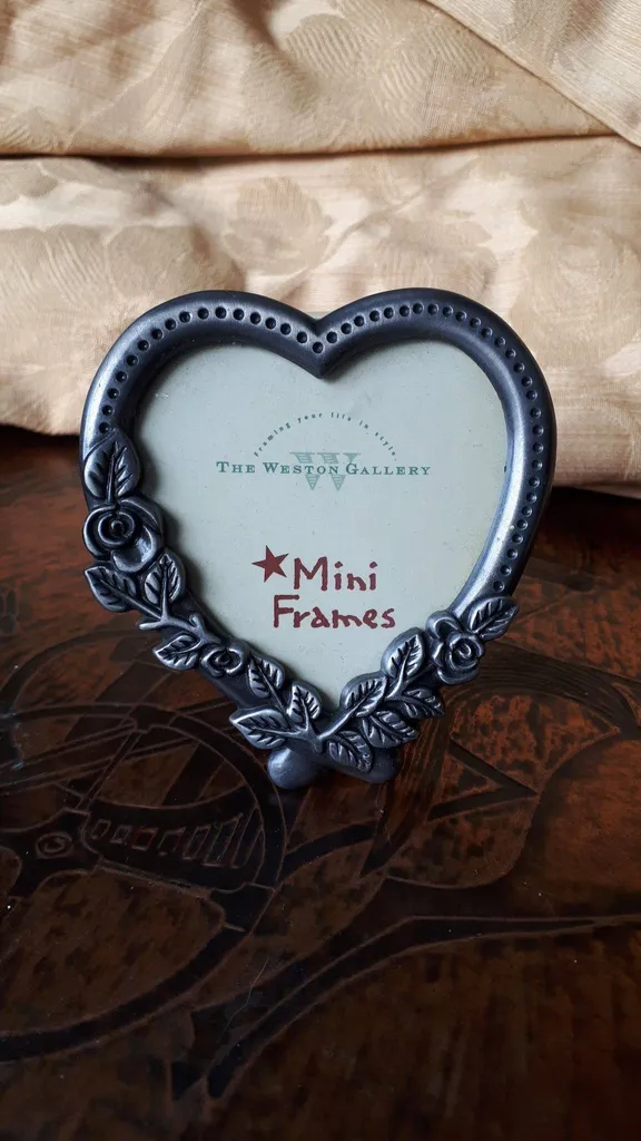 🆕️ Heart Shaped Picture Frame photo 1