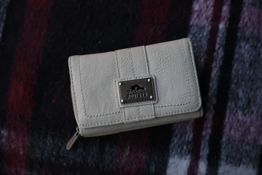 Roots wallet photo 1