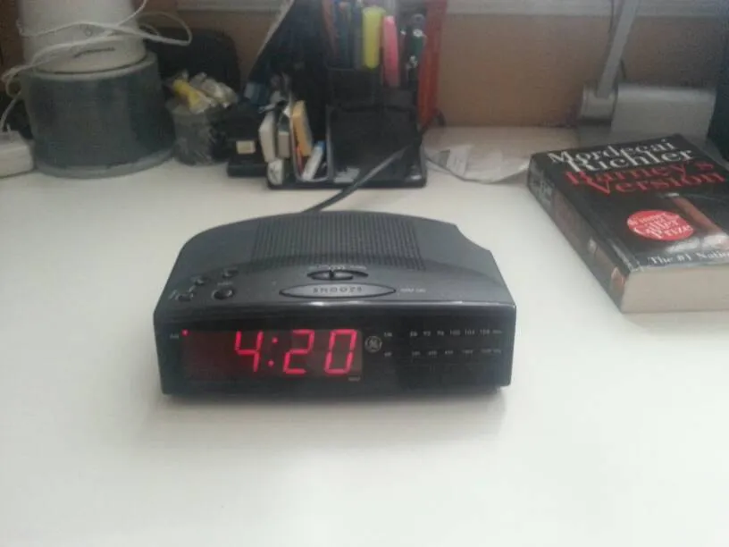 Classic Old School General Electric Digital Radio Alarm Clock... photo 1