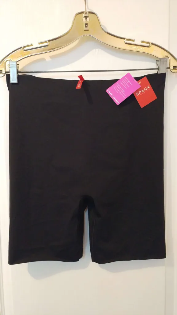 Mid-thigh shorts photo 1