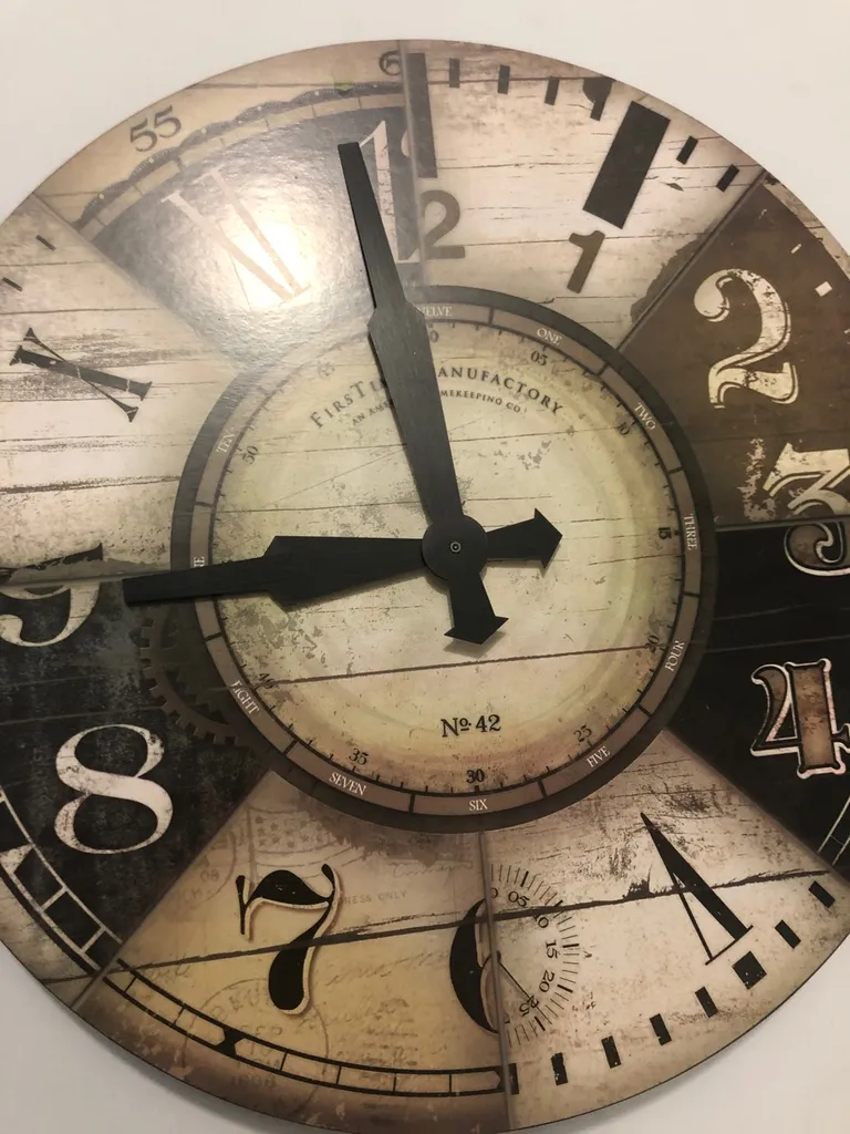 Battery Operated Clock photo 1