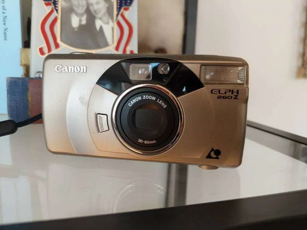 elph 260Z Canon camera photo 1
