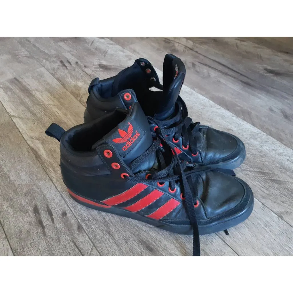 Size 8 Men's Adidas Hightops photo 1