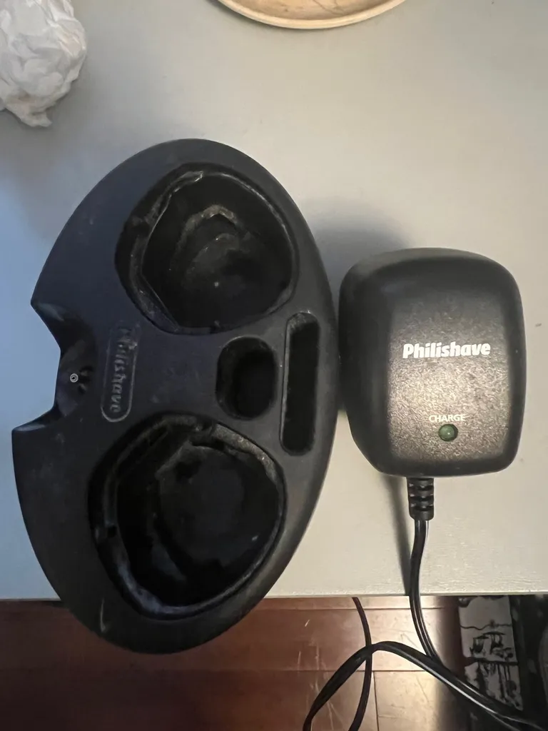 phillishave nose trimmer stand and charger photo 1