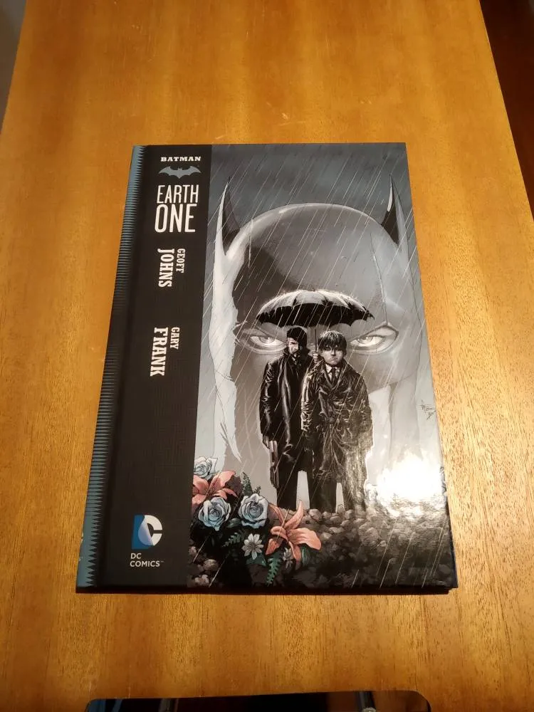 Batman Earth One Graphic Novel photo 1