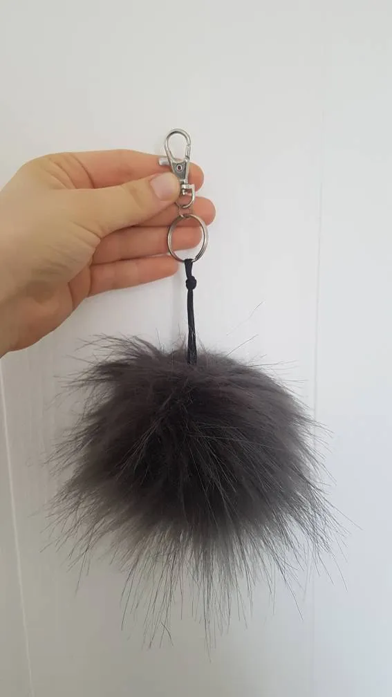 Grey Fluff Ball Keychain - Porte-clé Poilu Gris photo 1