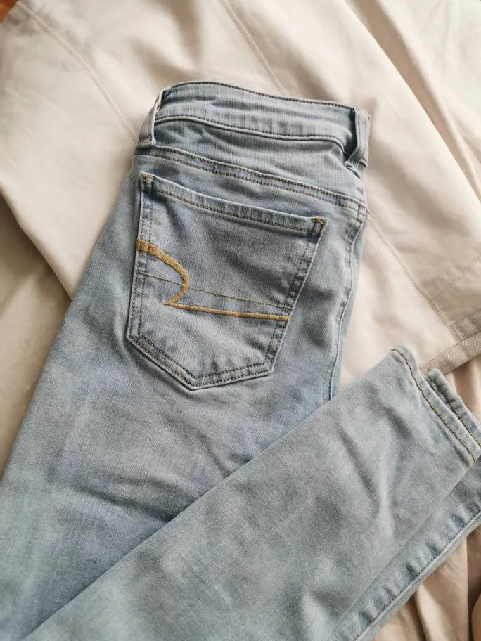 EUC American Eagle Jeans (size 0/2) photo 1