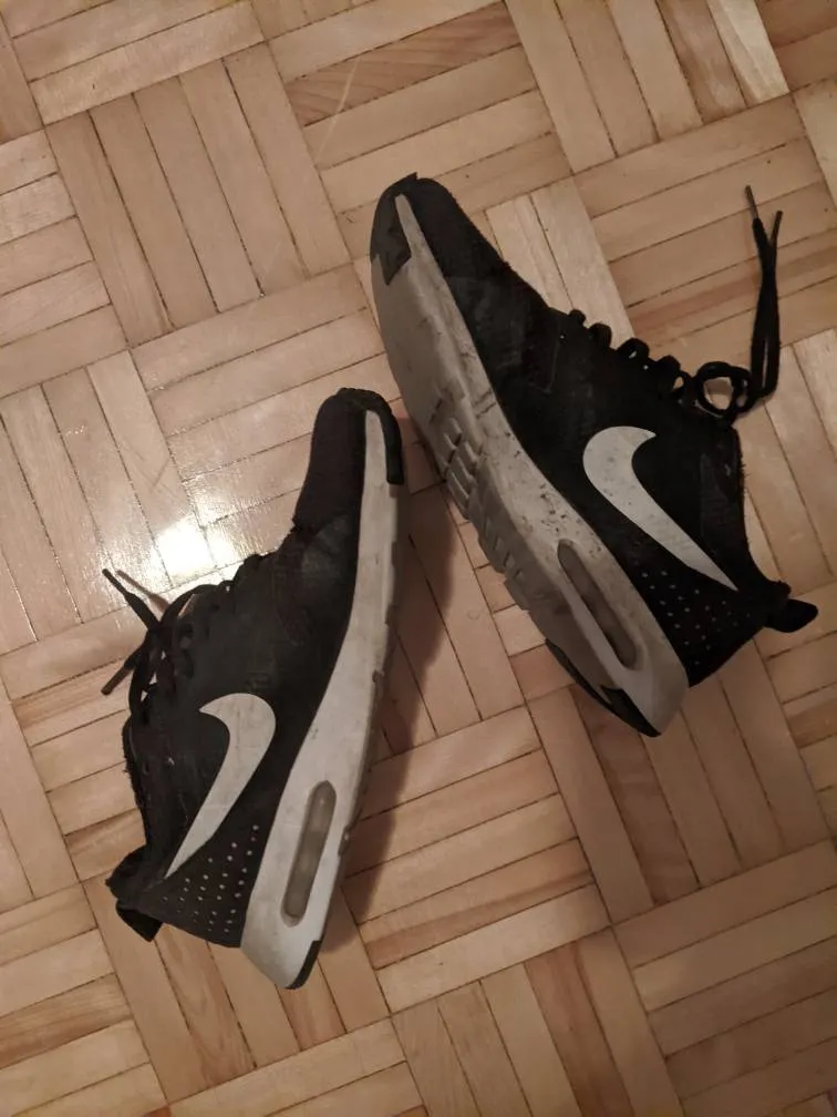 Free Nike Air max 8.5 Womens photo 1