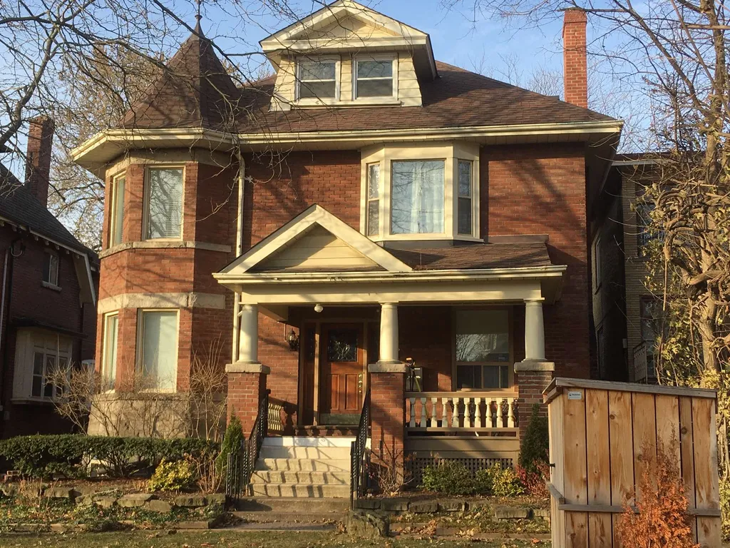 Awesome female room mate wanted! Best neighborhood in Toronto... photo 1