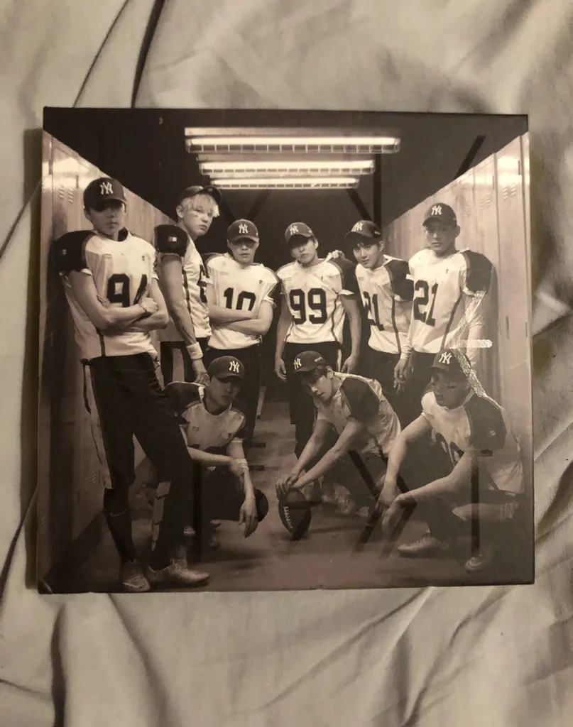 EXO - Love Me Right Album photo 1