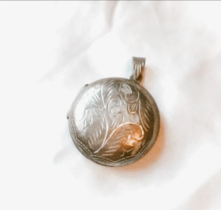 Antique Locket necklace photo 1