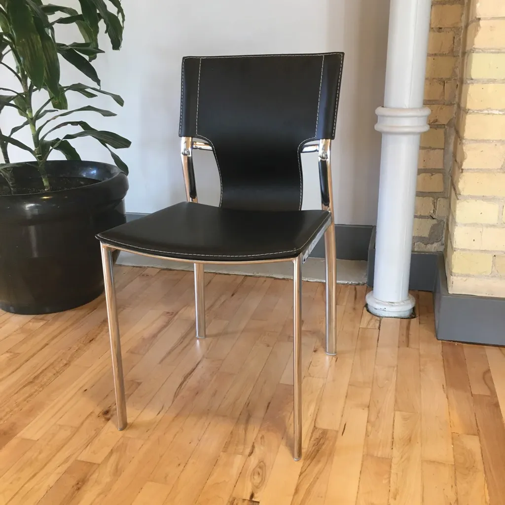 🎱 Four Black Leather Chairs photo 1