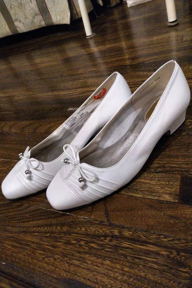 BNWT White Low-Heel Pumps / Dress Shoes Size 7 photo 1