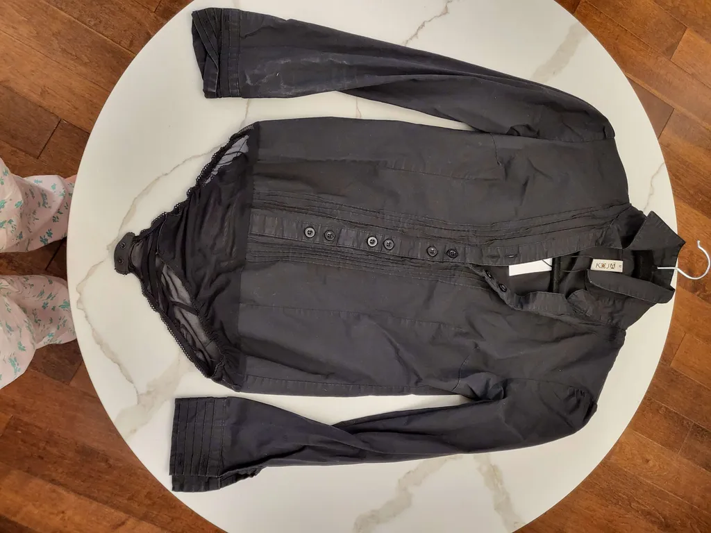 BNWT Black shirt with bottom closure photo 1