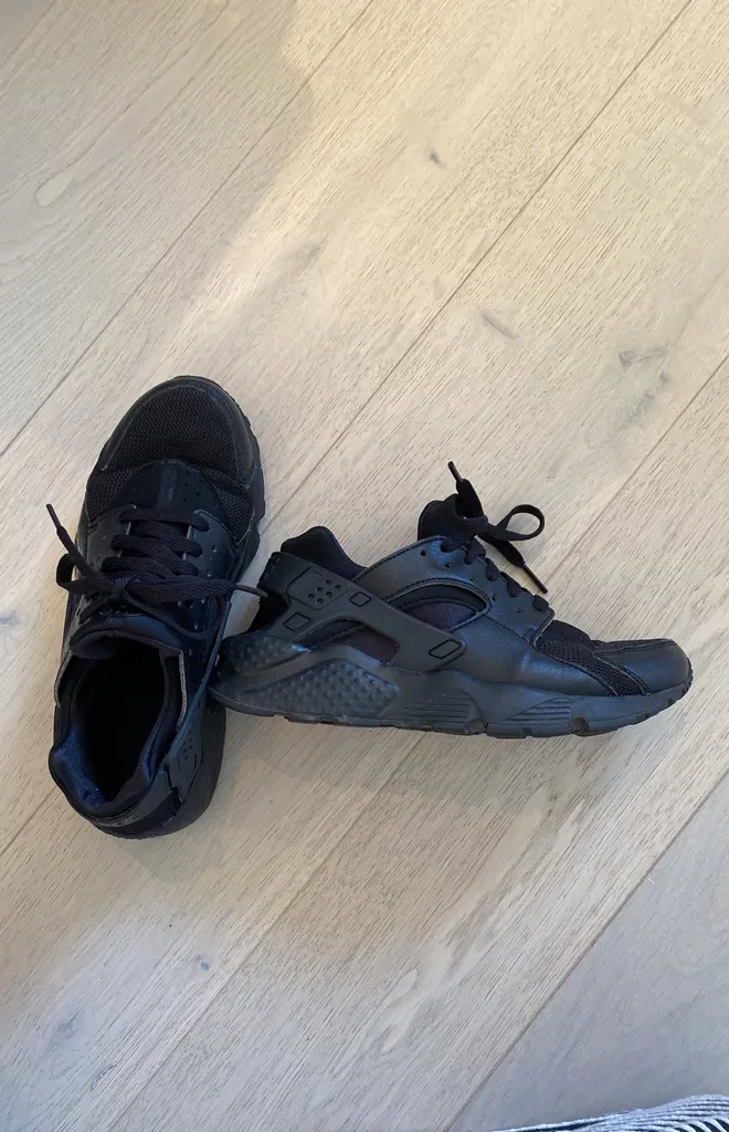 Black Nike’s Size 5.5 Youth photo 1