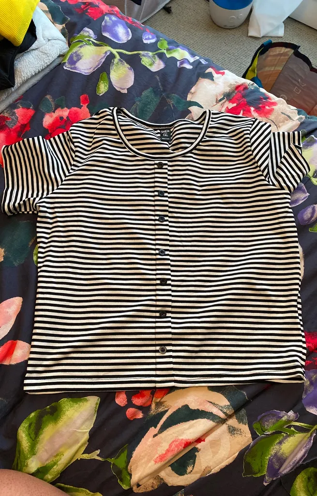 Shein Cropped Top - 1X photo 1