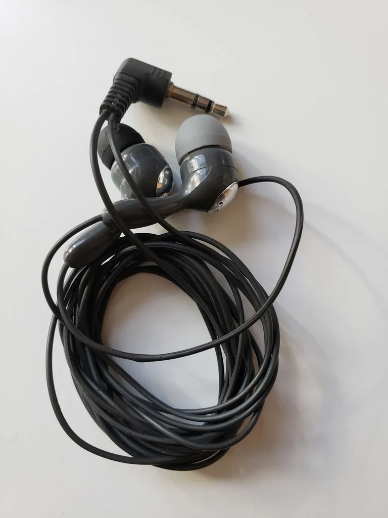 headphones with mismatched ear parts -- simple wired audio ea... photo 1