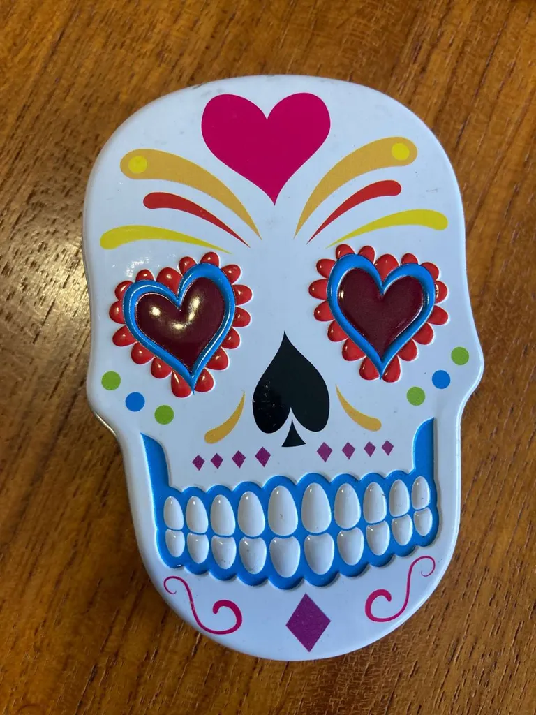 Happy skull tin photo 1